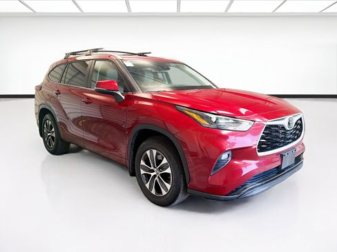 Used 2023 Toyota Highlander XLE FWD image 3