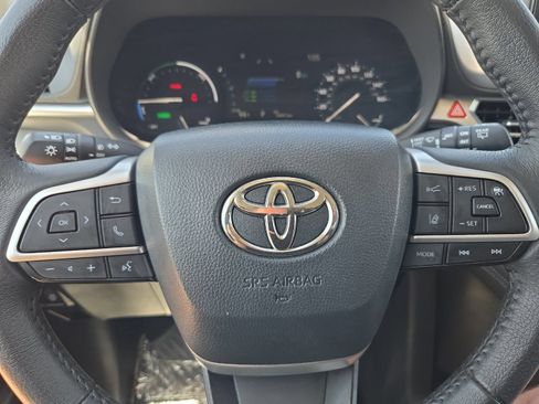 Used 2025 Toyota Sienna XLE FWD image 24