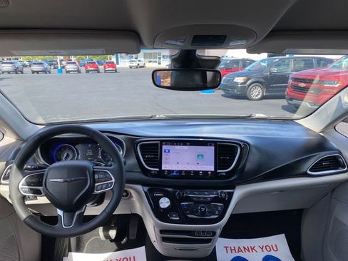 Used 2024 Chrysler Pacifica Touring-L image 21