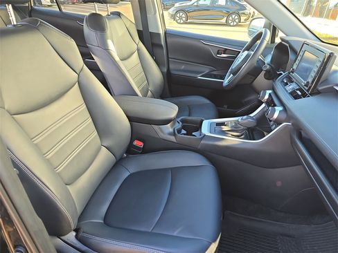 Used 2021 Toyota RAV4 XLE Premium image 10