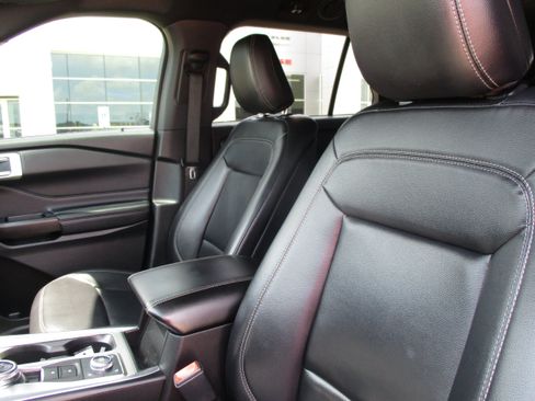 Used 2020 Ford Explorer XLT w/ Equipment Group 202A AWD/4WD image 33
