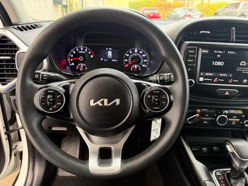 Used 2022 Kia Soul LX image 10