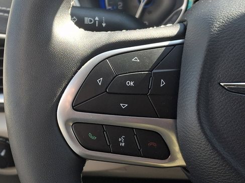 Used 2023 Chrysler Pacifica Touring-L image 21