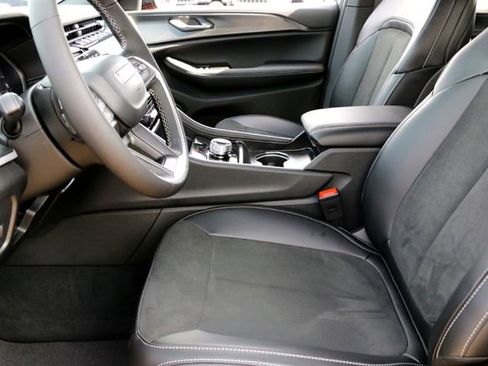 New 2025 Jeep Grand Cherokee L Laredo image 9