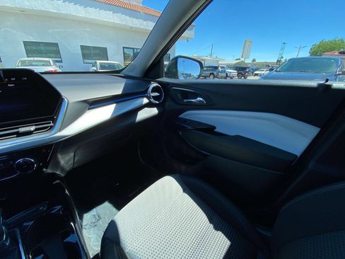 Used 2025 Chevrolet Trax LT FWD image 34