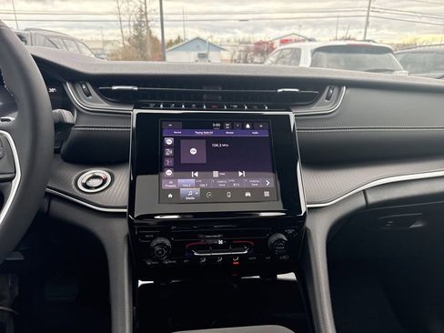 Used 2025 Jeep Grand Cherokee Laredo X image 22