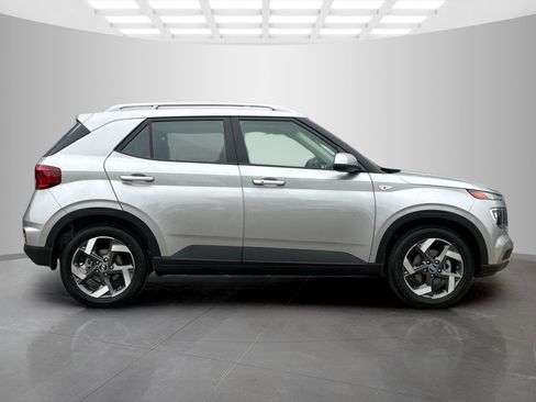 New 2025 Hyundai Venue SEL image 3