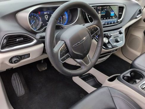 Used 2024 Chrysler Pacifica Touring-L image 11