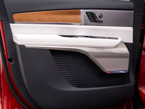 New 2026 Cadillac Vistiq Luxury w/ LPO, Floor Liner Package image 15