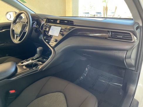 Used 2020 Toyota Camry LE image 28
