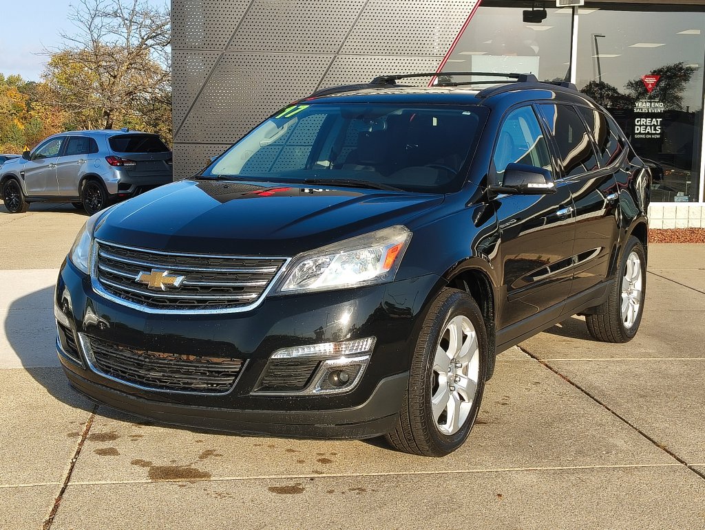 Used 2017 Chevrolet Traverse LT w/ Style and Technology Package FWD image 1
