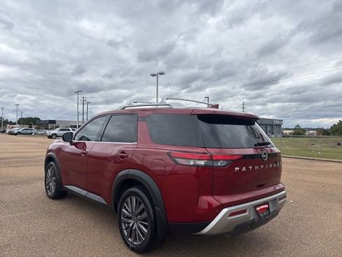 Used 2023 Nissan Pathfinder SL w/ SL Premium Package image 2