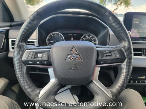 Used 2024 Mitsubishi Outlander ES image 16