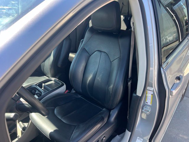 Used 2020 Chrysler Pacifica Touring-L FWD image 16