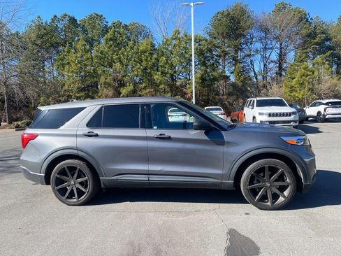 Used 2021 Ford Explorer Base image 2