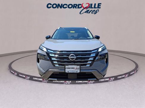 Certified 2025 Nissan Rogue SL w/ SL Premium Package AWD/4WD image 3