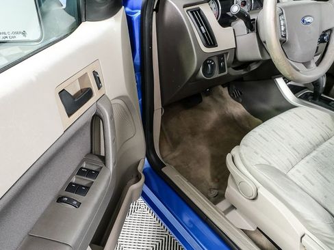 Used 2011 Ford Focus SE image 12