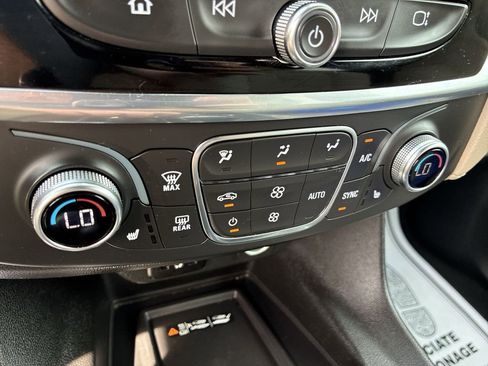 Used 2023 Chevrolet Traverse LT FWD image 17