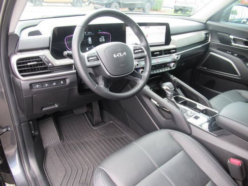 Used 2024 Kia Telluride EX w/ EX Captain's Chair Package FWD image 19