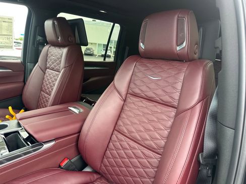 New 2026 Cadillac Escalade ESV Sport w/ LPO, ONYX Package AWD/4WD image 9