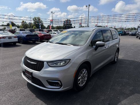 Used 2023 Chrysler Pacifica Touring-L FWD image 10