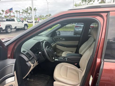 Used 2018 Ford Explorer XLT w/ Equipment Group 202A FWD image 8