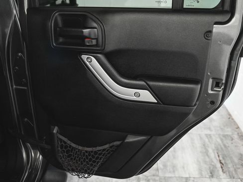 Used 2017 Jeep Wrangler Unlimited Sahara AWD/4WD image 11