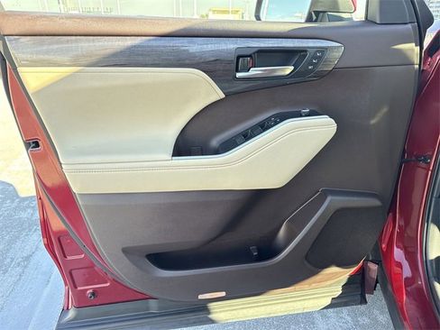 Used 2021 Toyota Highlander Limited image 13