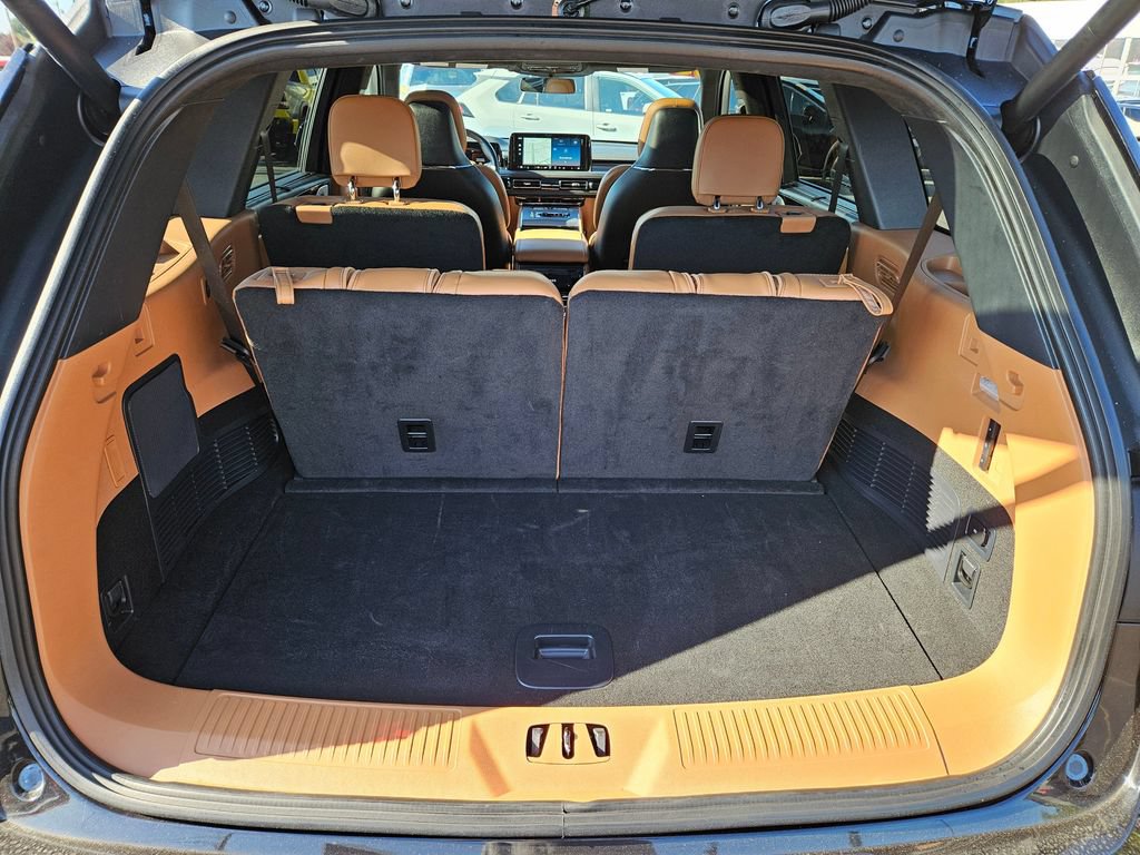 Certified 2025 Lincoln Aviator Black Label AWD/4WD image 12