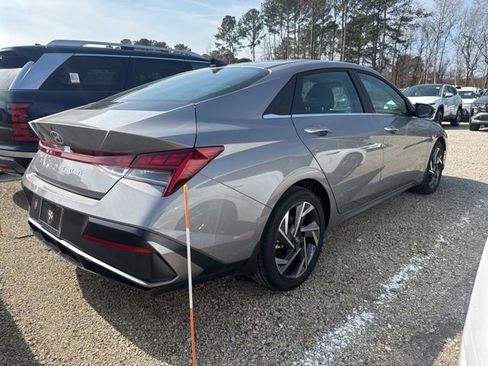 Used 2025 Hyundai Elantra SEL image 7