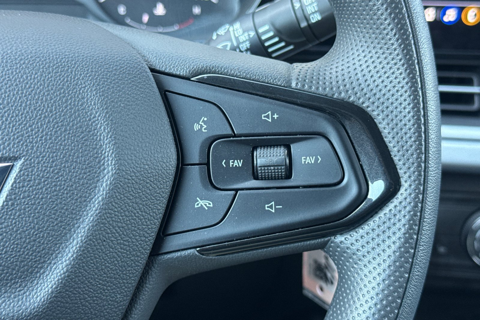 Used 2026 Chevrolet Trax LS w/ LS Convenience Package FWD image 35