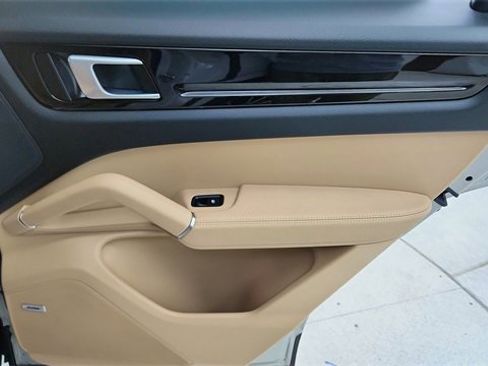 Used 2022 Porsche Cayenne image 27