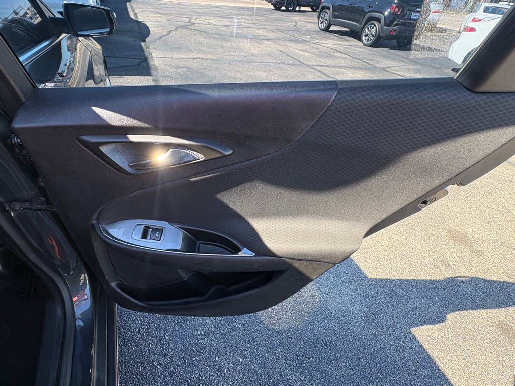 Used 2017 Chevrolet Malibu LT FWD image 15