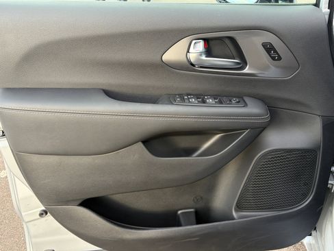 New 2026 Chrysler Pacifica Select image 14