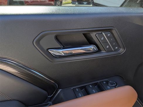 Used 2023 GMC Canyon AT4 w/ AT4 Premium Package image 9