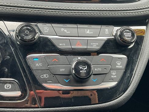 Used 2023 Chrysler Pacifica Touring FWD image 20