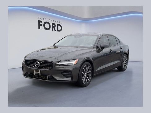 Used 2022 Volvo S60 B5 Momentum image 1