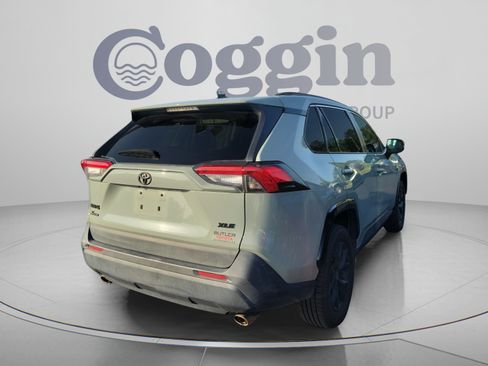 Used 2022 Toyota RAV4 XLE w/ Convenience Package FWD image 5