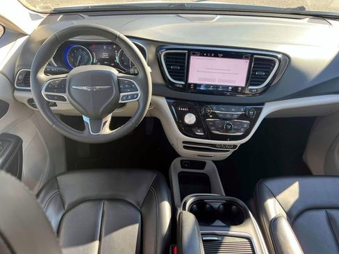 Used 2023 Chrysler Pacifica Touring-L image 12