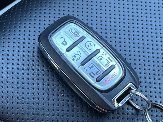 Used 2025 Chrysler Pacifica Limited FWD image 37