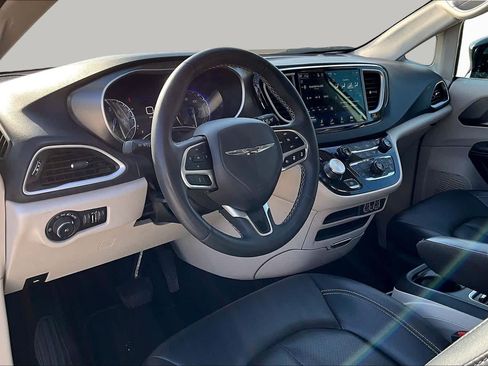 Used 2024 Chrysler Pacifica Touring-L FWD image 16