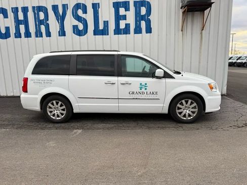 Used 2014 Chrysler Town & Country Touring w/ Driver Convenience Group image 10