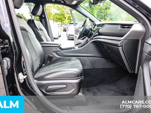 Used 2025 Jeep Grand Cherokee Altitude AWD/4WD image 21