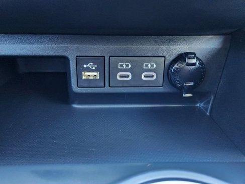 Used 2025 Toyota Highlander XLE image 29