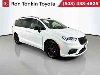 Used 2025 Chrysler Pacifica Premium