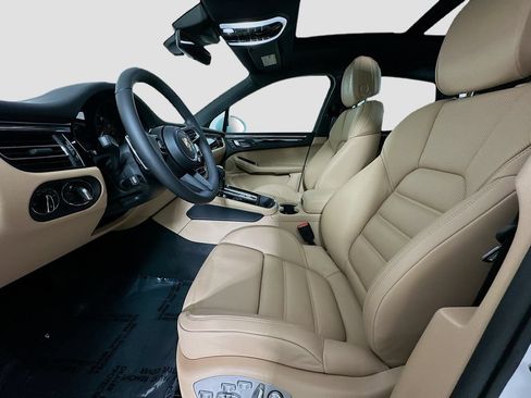 Certified 2026 Porsche Macan AWD/4WD image 5