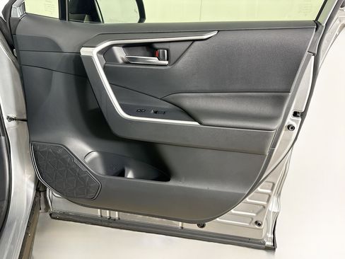 Used 2025 Toyota RAV4 XLE w/ Convenience Package FWD image 31