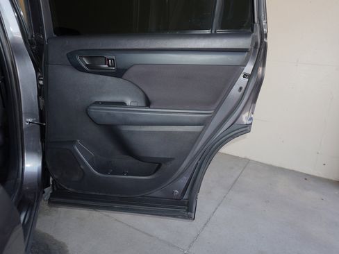 Used 2022 Toyota Highlander LE image 44