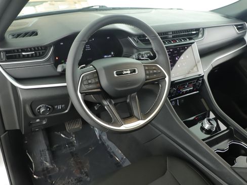 Used 2025 Jeep Grand Cherokee L Laredo w/ Luxury Tech Group I image 12