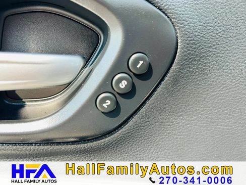 Used 2019 Jeep Cherokee Limited FWD image 35